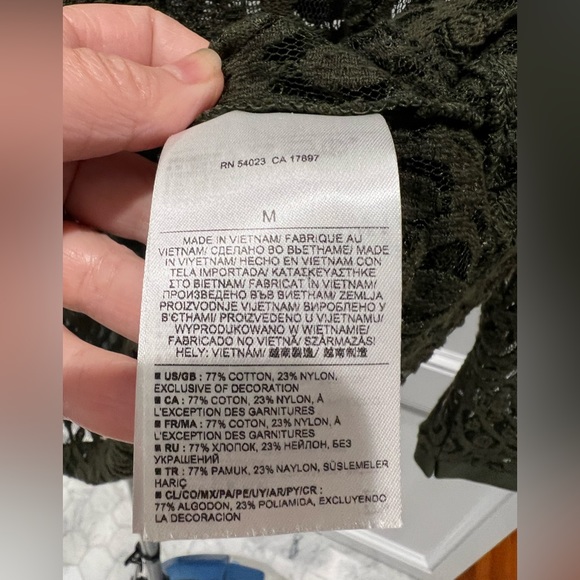 Banana Republic olive green lace top - Medium - Picture 3 of 6